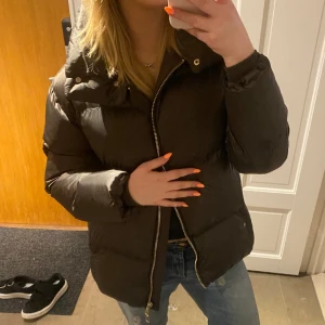 Mörkbrun jacka  - Säljer nu den här perfekta mörkbruna jackan från Massimo Dutti. Passformen och modellen är verkligen supersnygga! Säljer då jag inte får tillräckligt mycket användning av den. Tryck gärna på köp direkt!💗
