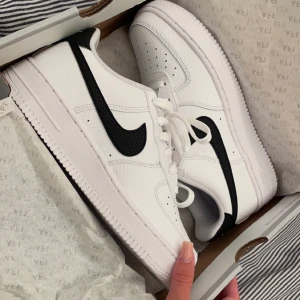 Nike skor  - Nike skor som jag inte gillar längre, har använt dom men inte alls så mycket. Storlek 37,5. Pris kan diskuteras!