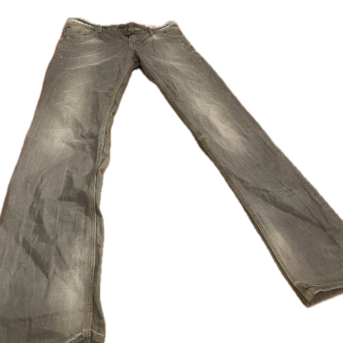 Gråa utsvängda jeans