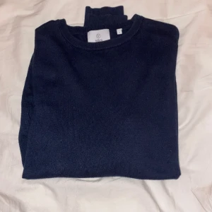 Stickad tröja - Tja, säljer denna marin blåa tröja från Bläck, Sitter en aning stort på mig, är 172cm. Om du har någon fråga skriv privat. Öppen för att diskutera pris vid snabb affär /mvh Teo
