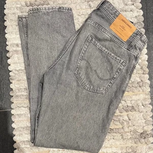 Jack & Jones Chris Loose Jeans - Snygga gråa jeans från Jack & Jones i den populära modellen Chris / Loose, storlek W30 L32