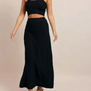 Ribbad kjol och topp - Snygg ribbad kjol och topp. Aldrig använd!! Nypris för båda delarna ca 900 kr.