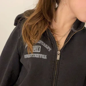 Sip-up hoodie - En cool vintage sipup hoodie från peak, andvänder inte längre därför säljer jag❤️  Trycket står det ”peakpreformance 1986 adyenturous”