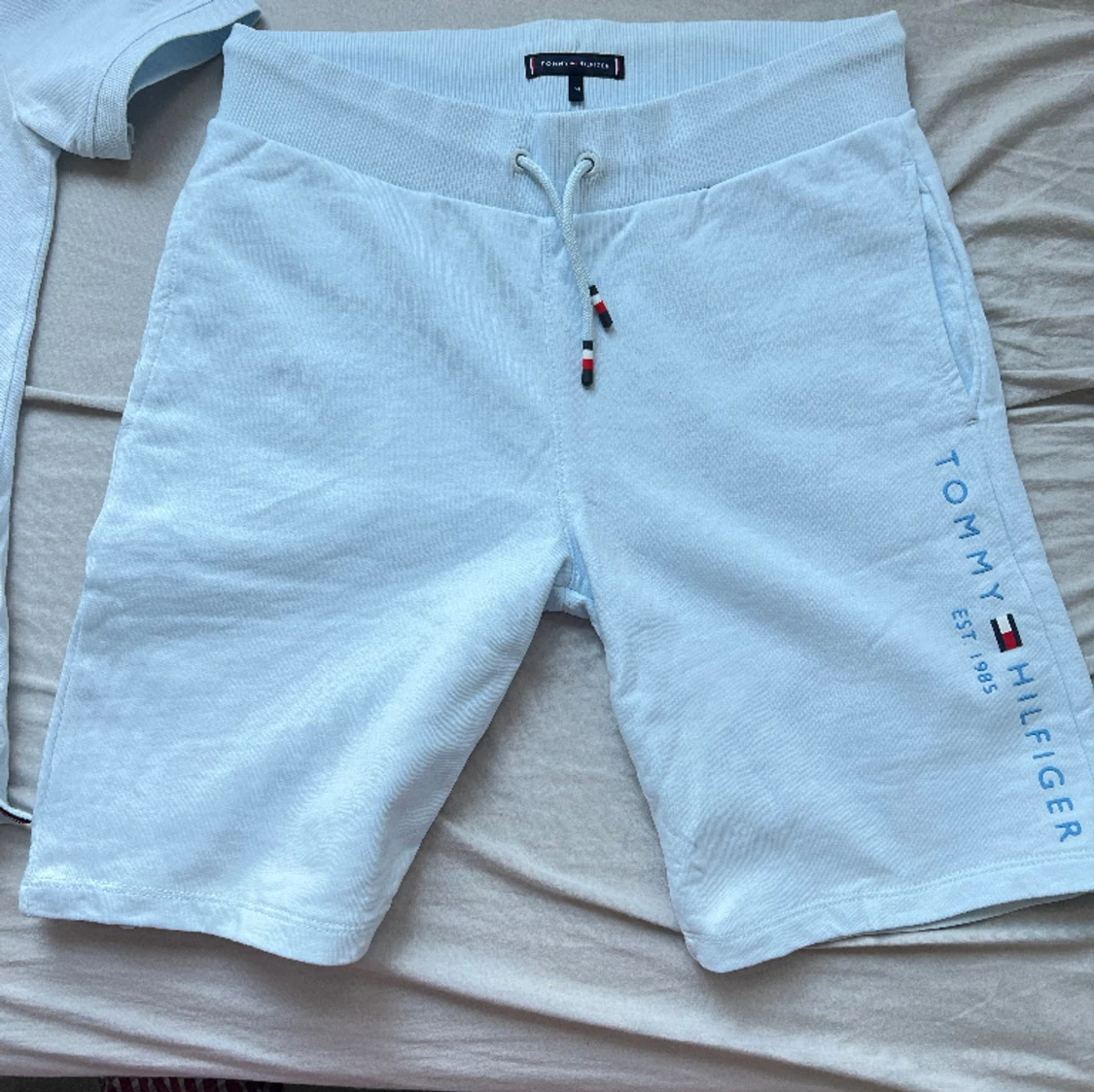 Tommy Hilfiger  - 90