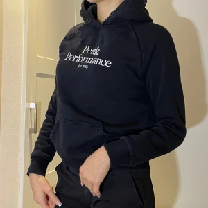 Peak performance  - Hoodie storlek S ganska liten i storleken 