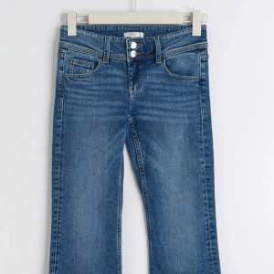 Jätte fina low waist bootcut jeans från Gina Tricot! Fint skick, pris går att diskutera💕
