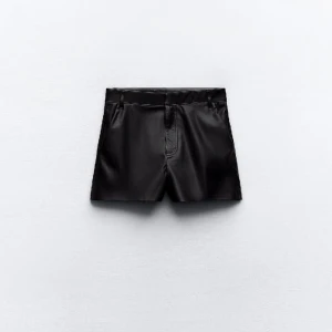 Skinn shorts ZARA - Skinn shorts ifrån zara, endast använda en gång så de är i ett nytt skick, vid intresse kan man höra av sig för bild på, de är i storlek 32 men skulle mer säga att de är i 34 då shortsen är stora i storleken 