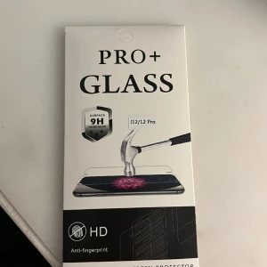 Skärmskydd  - Ett skärmskydd för iPhone 12 och 12 PRO. Säljer pågrund av att har bytt mobil. 