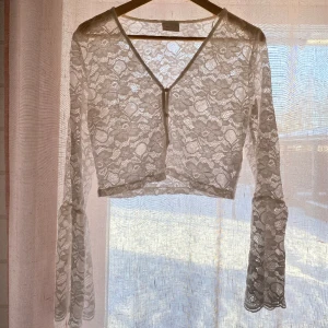 Gullig spets topp med utsvängda ärmar - En gullig vit spets topp som är as fin att ha åvanpå en klänning. Perfekt till olika högtider och annat 👌🏼. 