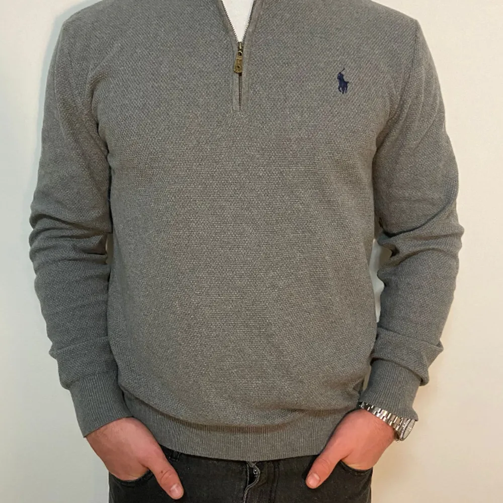 Nyt Ralph Lauren zip up. Pasaar L och XL, jag är 180cm 80kg och den sitter perfekt 👍 Mer som den har på mitt profil 💯. Tröjor & Koftor.