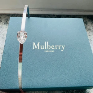 Mulberry tiara - Jätte fin tiara i silver med en Sten som är droppformad . Har använt den 1 gång på bröllop. Dyr i inköp. Boxen ingår.