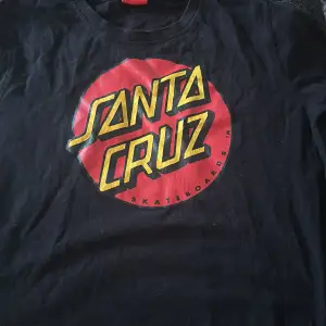 En Santa Cruz tröja i storlek 10-12 år, köpt i USA, 100% bomull!  Kan eventuellt sänka priset vid snabb affär 