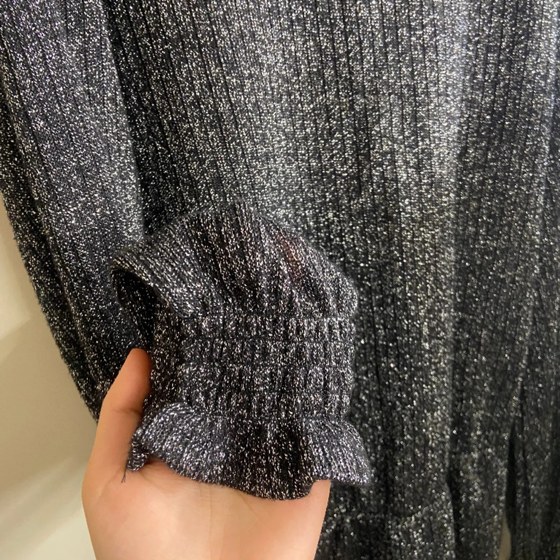 Svart glittrig blus från ellos st 34/36  - 91