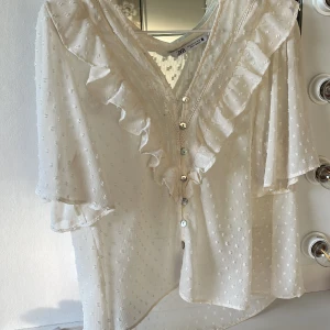 Blus  - Säljer denna blusen då den tyvärr aldrig kommer till användning💕skriv privat för fler bilder💞priset går att diskutera!!!