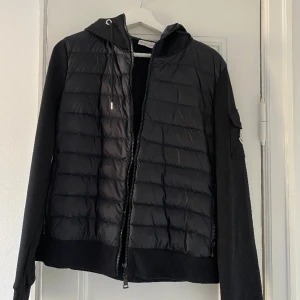 Moncler cardigan - Säljer min oanvända Moncler cardigan, storlek XL men mer som en M. Som sagt helt oanvänd & alla prislappar sitter kvar. Kvitto finns. Pris går att diskutera