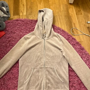 Beige juicy couture - Så fin beige juicy couture zip up som aldrig är använd av mig men köpt på vinted. Inga slitage och så gott som ny💓storlek m men passar även s som jag har! Vid snabb affär kan priset diskuteras 