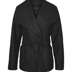 Kort kappa - Kort kappa från VeroModa. Säljer då den inte kommer till användning då jag använder en annan. Använt den typ 3 gånger så den är i väldigt fint skick. Vid snabb affär kan jag tänka mig sänka priset ytterligare!