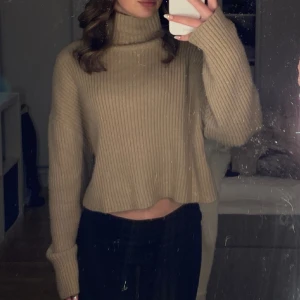 Stickad tröja  - Jätte fin mörk beige tröja, ej använd❤️