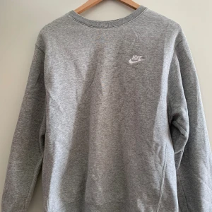 Nike sweatshirt (Grå) - Tjenare du som tryckt dig in på det här inlägget! Här säljer jag min gråa Nike sweatshirt som inte kommer till användning längre. Tröjan är i hyfsad gott skick och redo att skickas! Om du är intresserad så är det bara att höra av dig! Hörs