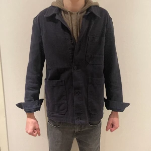 Arket overshirt  - En riktigt snygg overshirt från Arket i storlek M, men sitter typ som en S. Skicket på denna overshirt är 9/10 knappt använd. Modellen på denna bild är 187 och väger 60 kg. Köpte den våren 2022 för 1000 kr, mitt pris 699 kr då den är slutsåld.