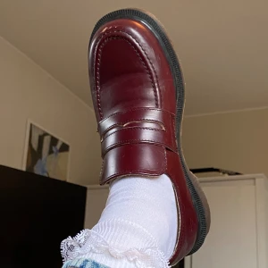 Dr Martens loafers - Vintage Dr Martens köpta i England. Passar mig som har storlek 37. Otroligt bekväma och fin färg 🍒🍒 Är i bra skick förutom lite repor (se tredje bilden). Men inget man tänker på.   Färgen syns bäst på första bilden!