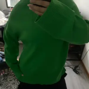Snygg grön stickad tröja. Super fin och nyskick