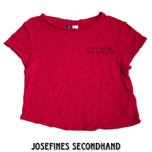 Röd croptop från H&M DIVIDED - Knallröd crop top från H&M DIVIDED med broderad text där det står "Life is rocky when you're a gem". Är i använt skick. Använd gärna köp nu/prisförslag funktionen