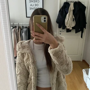 Fuskpäls jacka från vero moda - Den är endast använd några få gånger, är i jättebra skick fortfarande 