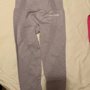 Relode träningstights  - Superfina men tyvärr för små! Observera fläcken på höger ben! därav priset!! 