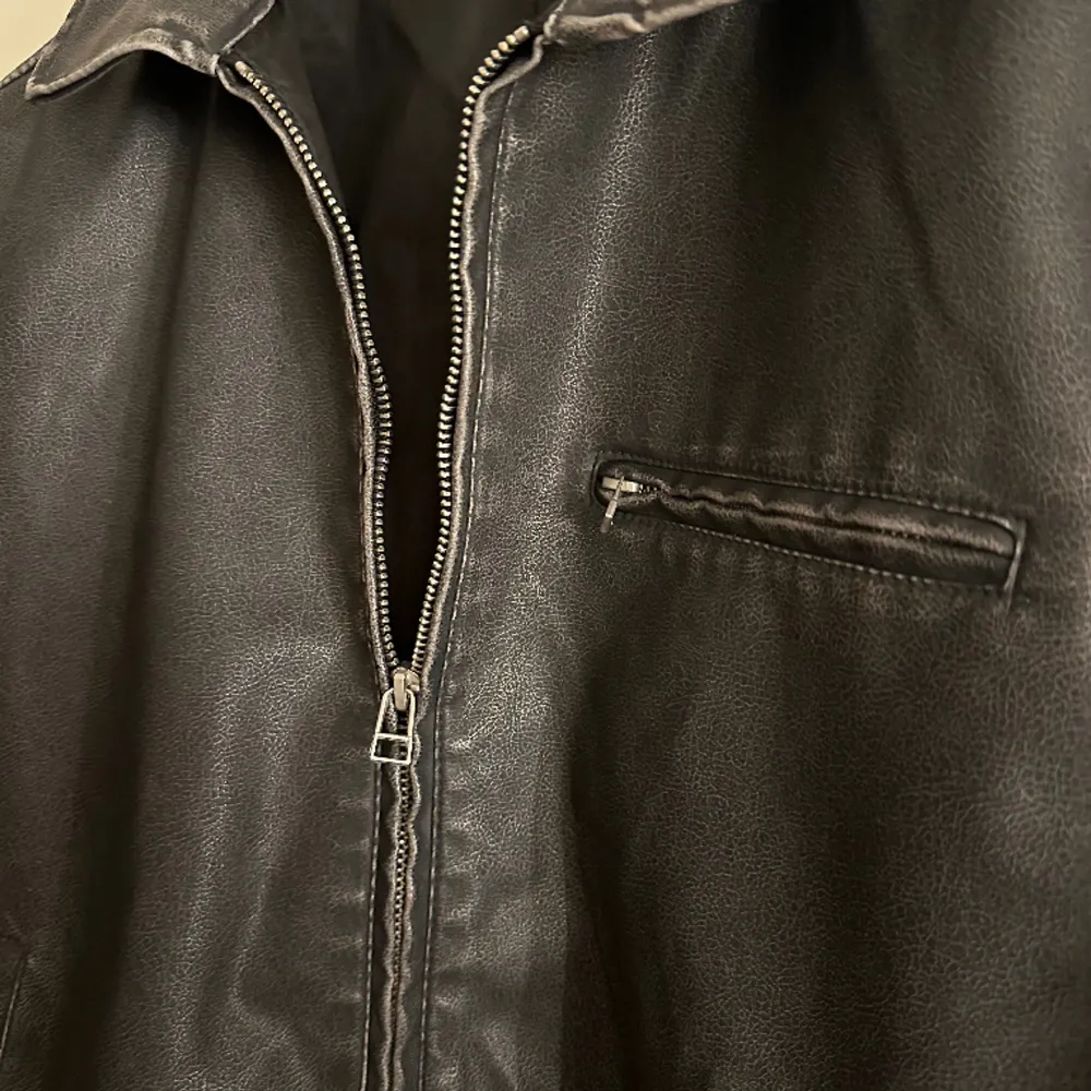 Vintage-stil fake skinn jacka från HM🙌🏻 Helt oanvänd men inga lappar kvar, helt slutsåld överallt sedan länge tillbaka !!☝🏼 nypris 500. Jackor.