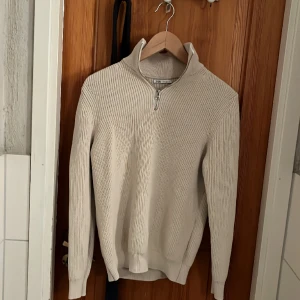 Half zip zara - Tja! Säljer Dena halfzip då den har blivit för liten. Den är inköpt i november 2023 så den är relativt ny och den är använd max 5 gånger. Har glömt att lämna tillbaka den och kvitto är även borttappat. Nypris 399kr. Hör av er vid funderingar😊👍