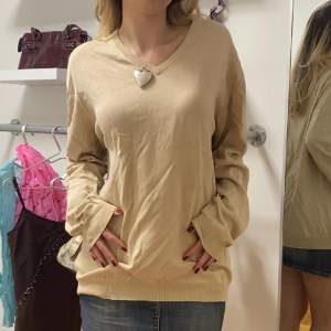 Beige finstickad tröja i storlek XL. Så mysig!! Ganska oversized på mig som ofta bär XS/S upptill. 100% bomull.🖤