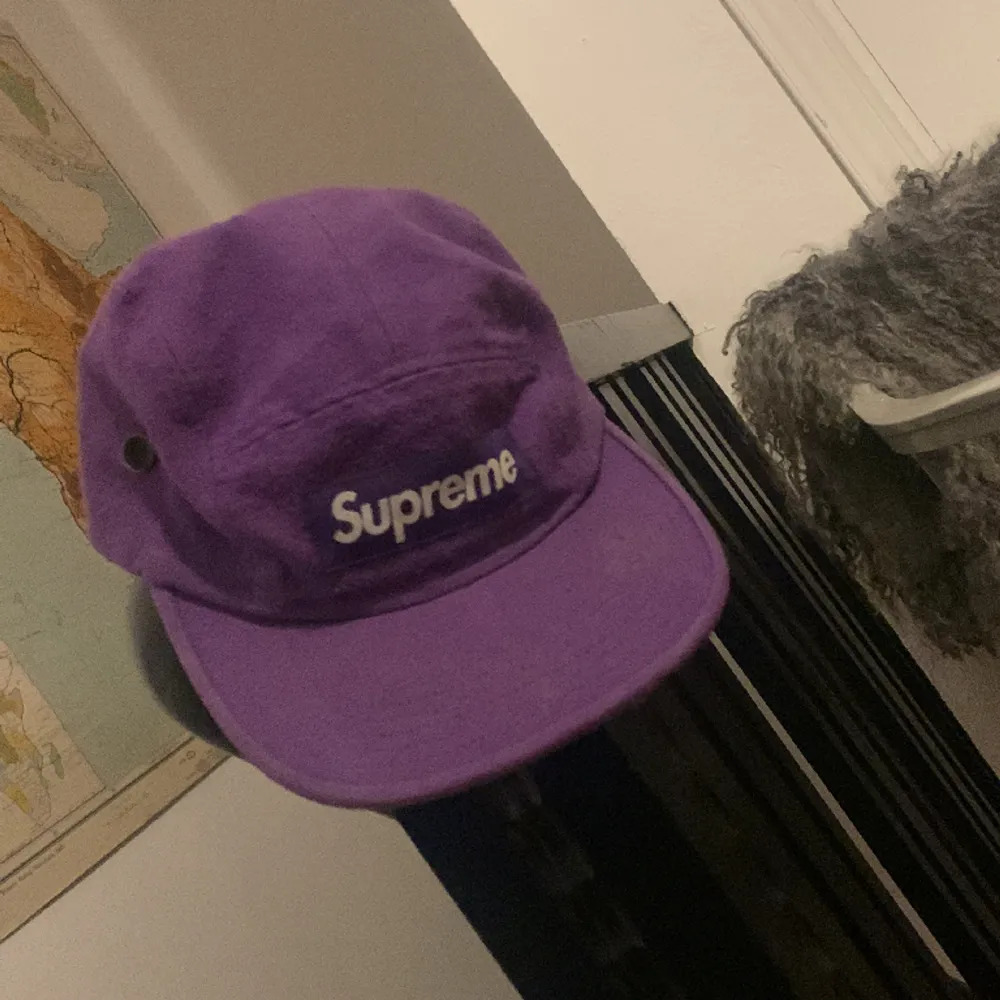 *ÄKTA* Supreme 5 panel cap i gott skick!. Accessoarer.