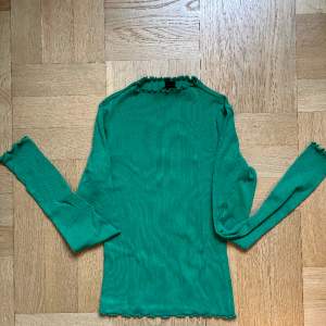 Grön långärmad tröja från monki utan defekter💕💕
