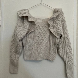 Stickad tröja/blus - Gullig stickad tröja från HM, kroppad i modellen 