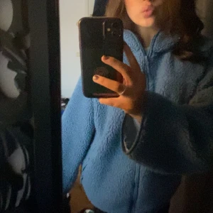 Teddy jacket 🩵 - Bra sick! Fin Teddy jacket som jag säljer pga den inte kommer till användning. Den är oversize så passar mellan XS/S/M 🩵skriv gärna privat för mer bilder!