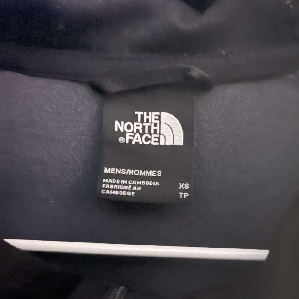 Säljer en The North Face hoddie i fint skick. Använd några enstaka gånger. Säljer pågrund av att den är för liten.. Hoodies.