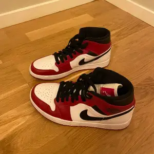 Riktiga finna Jordan skor i röd färg. Helt oanvända och i toppen skick. Passar till mycket. Priset går att diskutera. Skorna är äkta. 