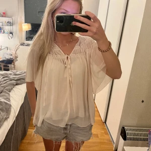 Vit blus - Jättesöt blus, prefekt till våren och sommaren!!