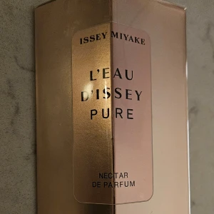 Issey Miyake parfym - En helt ny oöppnad Issey Miyake parfym av sorten L'eau D'issey pure, 50 ml. Nypris 720kr på Lyko.