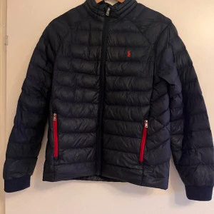Ralph lauren jacka  - Hej jag säljer min Ralph lauren jacka för den är för liten. Storleken på den är 14-16 years old. Nypris 2000, jag 500. Jackan har en liten ska på axeln men syns knappt då jag täckt över det fint. Nypris 2000 Skriv gärna för fler frågor eller bilder. 