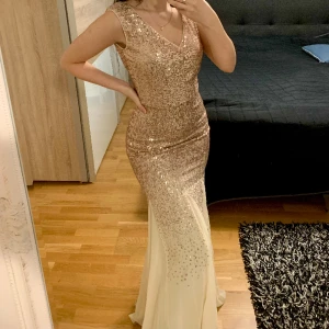 Festklänning - Superfin festklänning med guldiga paljetter. Använd endast en gång 🌸 skicka pm för mer info 😇