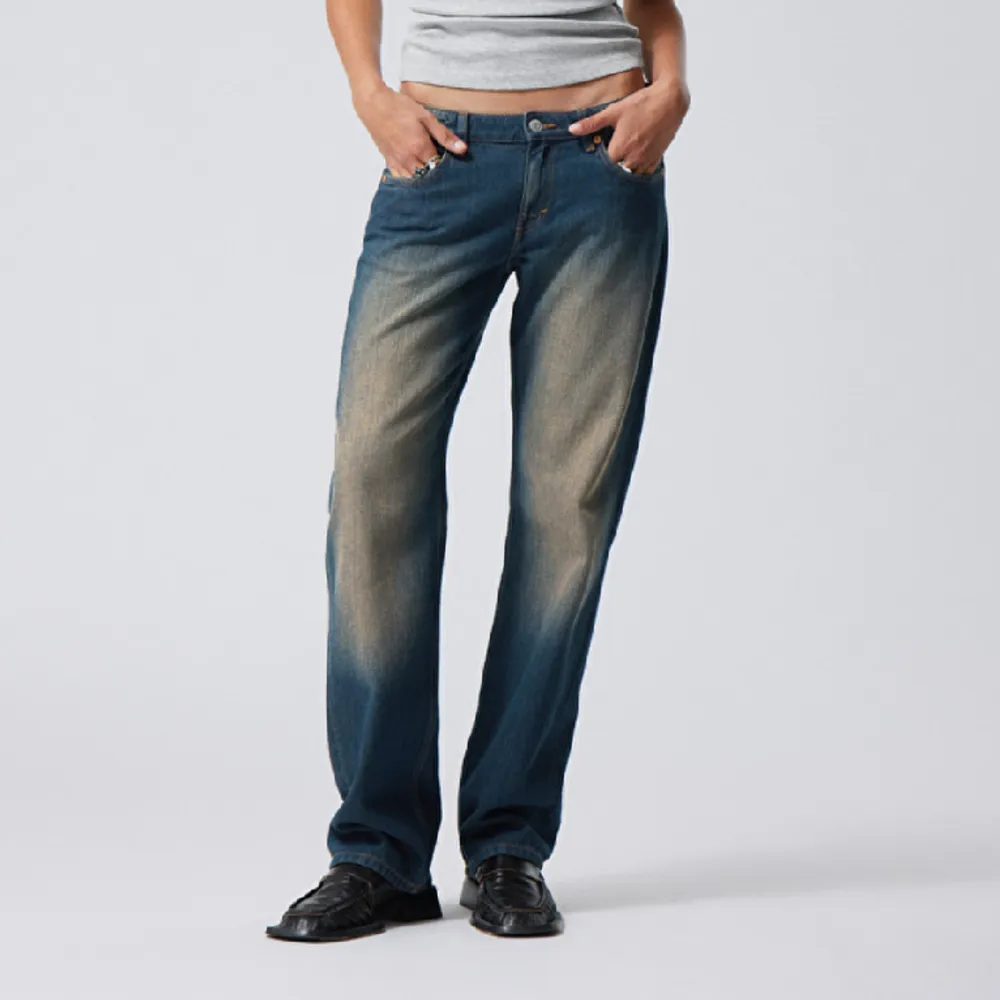 lågmidjade raka weekday jeans, använda ett fåtal gånger. Midja: 26 Benlängd: 32. Jeans & Byxor.