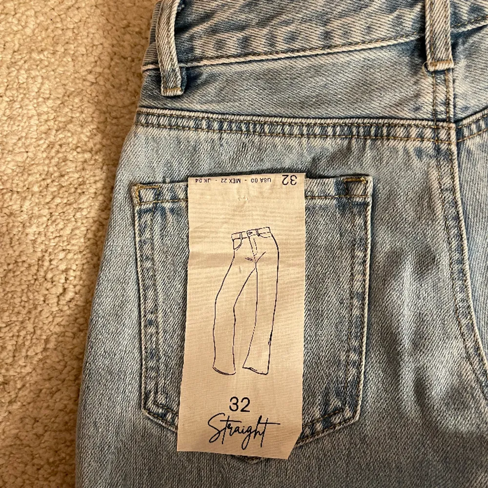 Helt oanvända jeans från stradivarius❣️ Höga i midjan och i storlek 32. Nypris: 379kr . Jeans & Byxor.