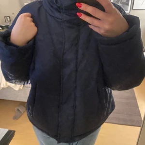 Vinterjacka från NA-KD  - Köpt i pop-up store  I bra skick  strl 36 / lite oversized  Man får plats med hoodie / stickat under  Marinblå / mönstrad 
