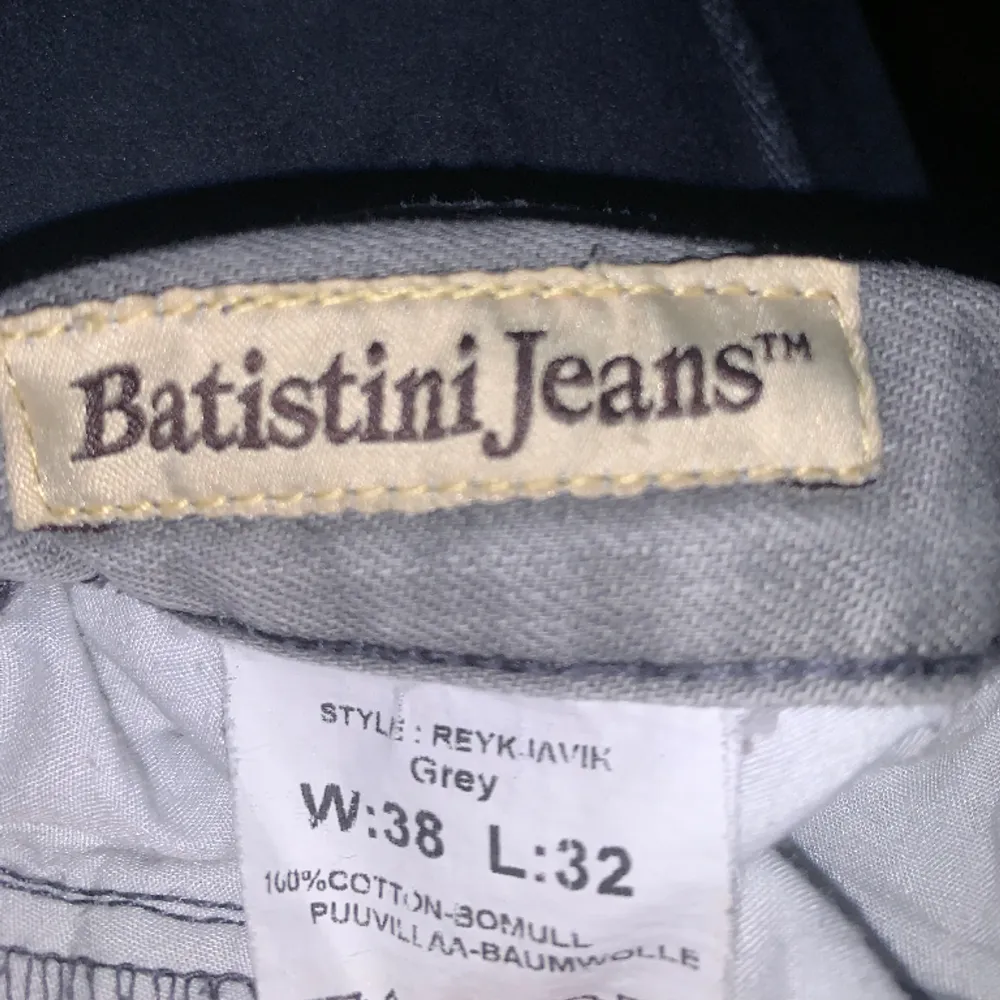 Säljer ett par jeans från Batistini. Dem är i storlekarna W-36 och L-32. Ungefär M-L. Inte så slitna alls. Säljer för 140+ frakt. Hör av er vid frågor ❤️. Jeans & Byxor.