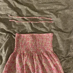 Supersöt sommartopp💋 - Köptes i sommars, använd endast 2 gr. Tror den är slutsåld! Kan diskutera pris!! 