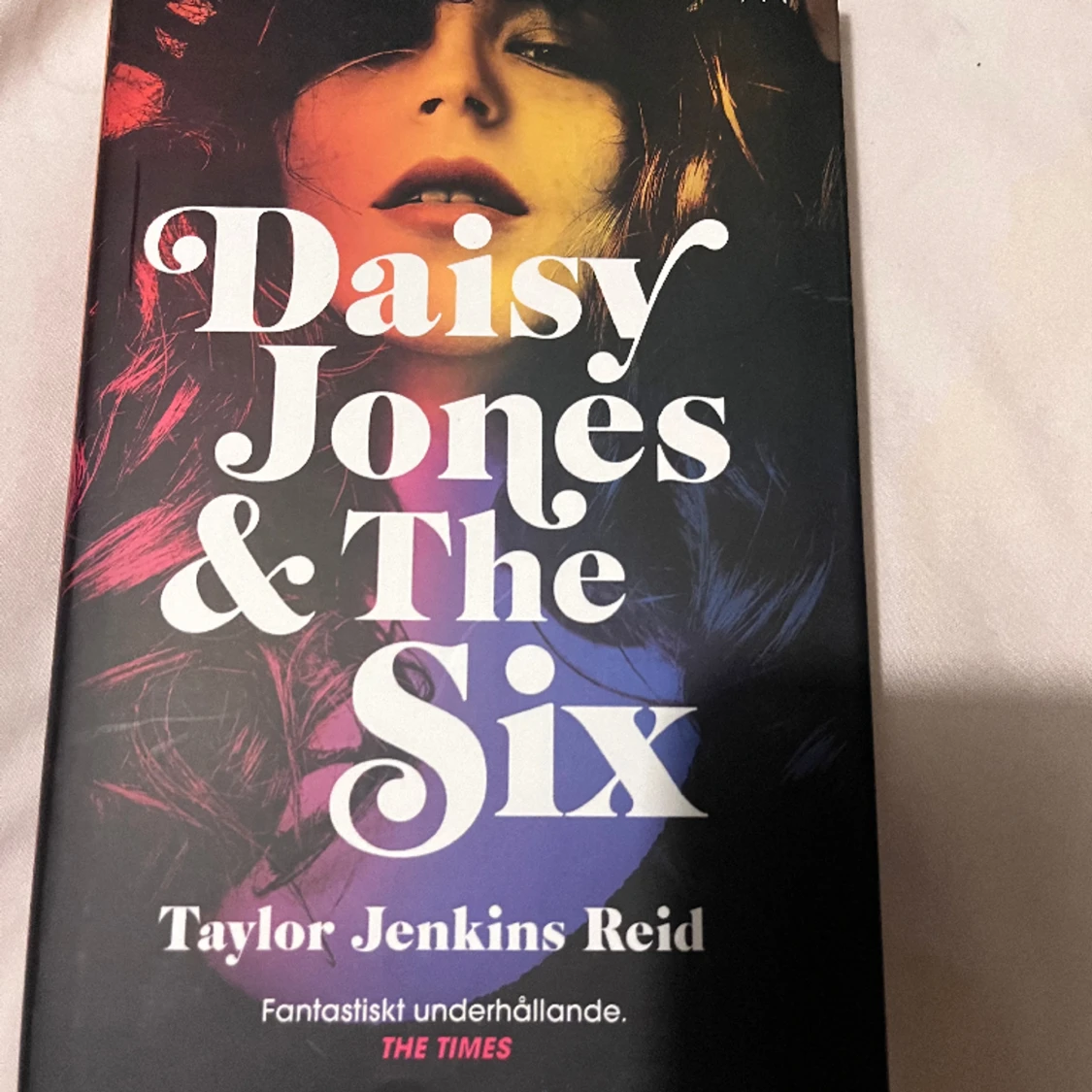 Daisy and the six jones 