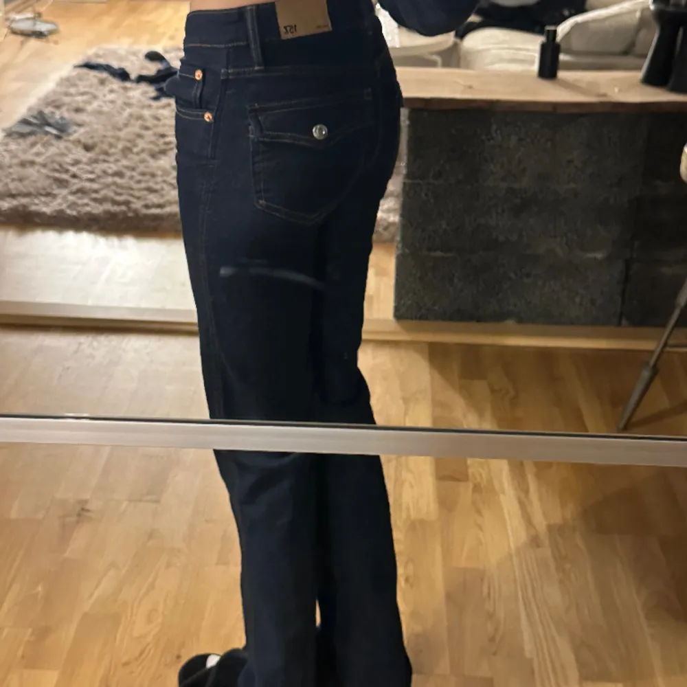 Skit snygga jeans från lager 157, dom komemr alldrig till användning. Kätte fina fickor bak och super populära. Dom är i xs full lenght . Jeans & Byxor.