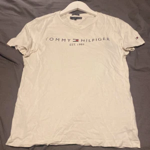 Tommy hillfinger t-shirt  - Vit Tommy hillfinger t-shirt, helt okej skick. Storlek 152. Nypris: 300